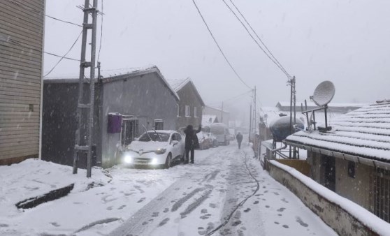 İstanbul'da kar yağışı; Sarıyer'de çocuklar kar topu oynadı