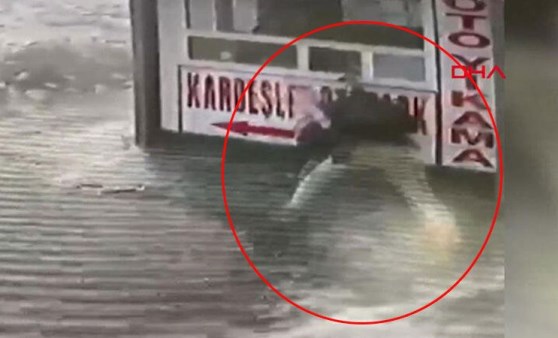 Buzlu yolda düşen babanın kucağındaki kızını kurtardığı anlar kamerada