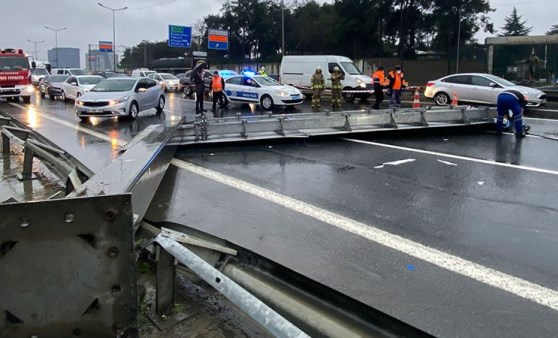 Yön tabelası yola devrildi, yoğun trafik oluştu