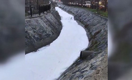 Esenyurt'ta korkutan köpük; 3 mahalleye ağır koku yayıldı