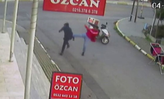 Kuyumcuya sahte altın veren şahsa motokuryeden uçan tekme kamerada