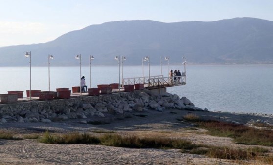 Burdur Gölü'nde korkutan görüntü: İskele havada kaldı