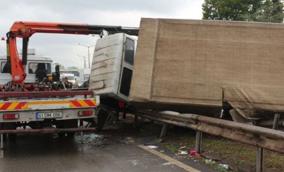 İzmit D-100 karayolunda feci kaza: Trafiğe kapandı