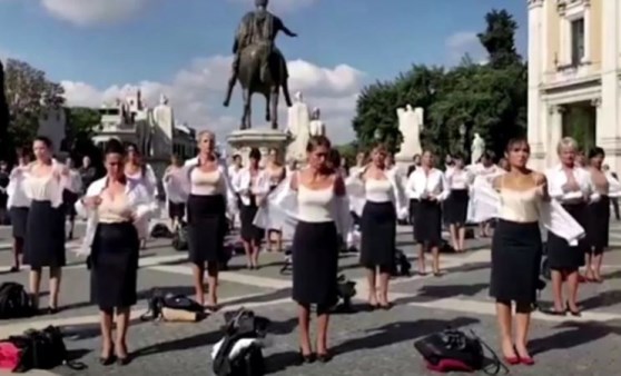 Uçuş personeli protesto için soyundu!