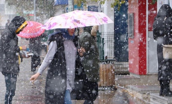 Erzurum şehir merkezine mevsimin ilk karı yağdı