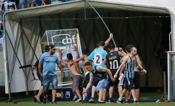 Gremio-Palmeiras maçında taraftar sahaya indi, VAR sistemini parçaladı