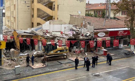 Malatya'da çöken binanın bulunduğu cadde trafiğe açıldı