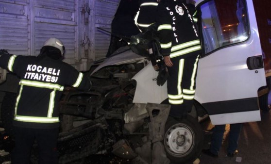 Kamyonet lastiği patlayan kamyona ok gibi saplandı: 1 ölü