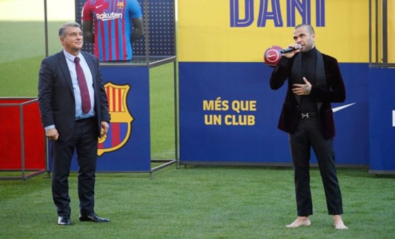 Barcelona'da Dani Alves için imza töreni düzenlendi