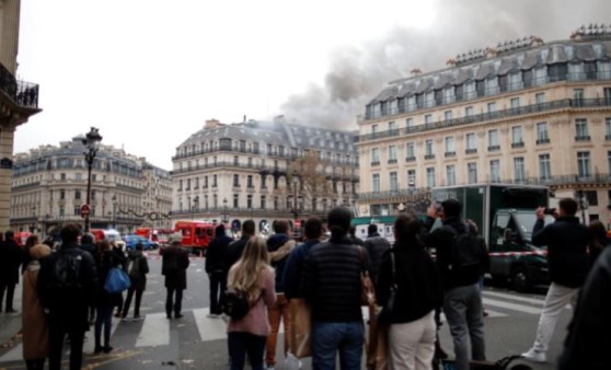 Paris'te tarihi binada korkutan yangın!