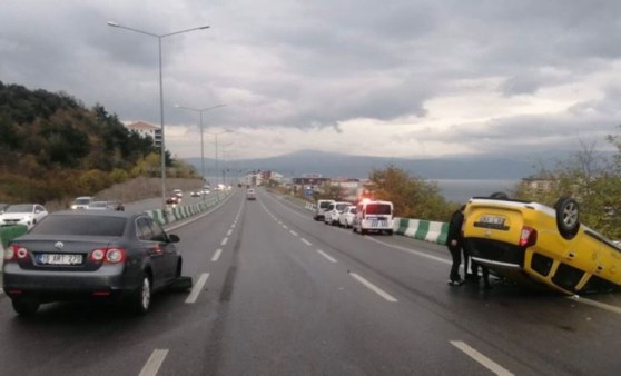 Otomobille makas atan ehliyetsiz sürücü taksiye çarptı: 3 yaralı