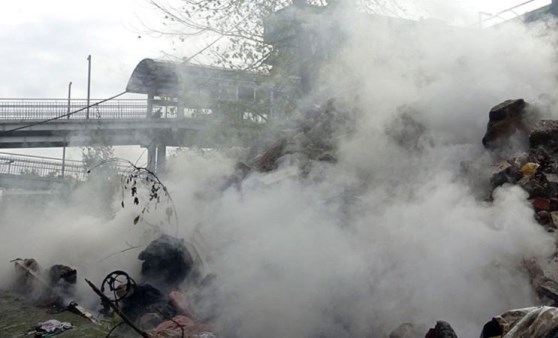 Avcılar'da metrobüs üst geçidini duman altında bırakan yangın