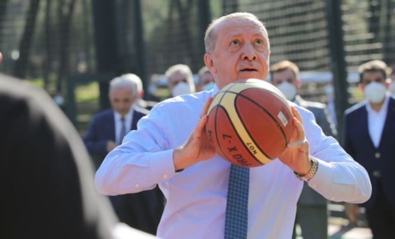 Erdoğan, gençlerle basketbol oynadı