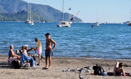 Marmaris'te 'pastırma yazı' keyfi; denize girip, plajda eğlendiler