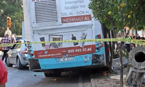 Freni tutmayan halk otobüsü otomobillere çarptı