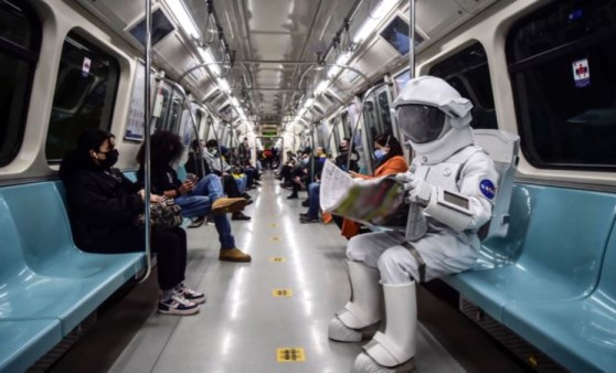 Astronot kıyafetiyle İstanbul metrosu turu