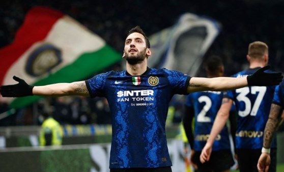 Hakan Çalhanoğlu'nun gol attığı maçta Inter farklı kazandı