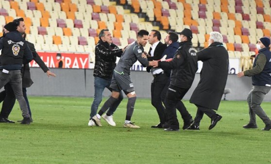 Malatya'da gergin anlar! Adil Gevrek, maç sonunda hakemlerin üzerine yürüdü!