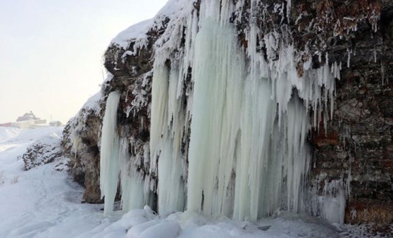 -25 dereceyi gördü: 5 metrelik buz sarkıtları oluştu