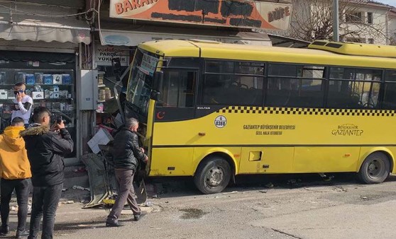 Taksiyle çarpışan özel halk otobüsü büfeye daldı: 1 ölü, 9 yaralı