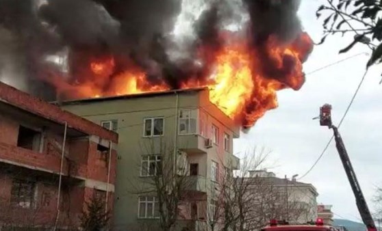 Ümraniye'de korkutan çatı yangını: Binadakiler tahliye edildi