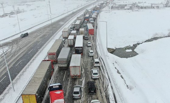 Karayolunda kar esareti! Kuyruk 25 kilometreyi aştı