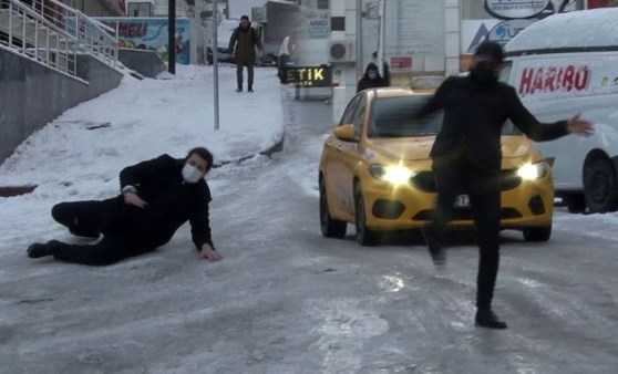 Buz tutan yolda düşen yurttaşlar kamerada