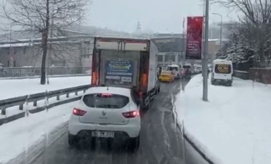 İstanbul'da kar etkisini artırdı: Araçlar yolda kaldı, bazı vapur seferleri iptal edildi