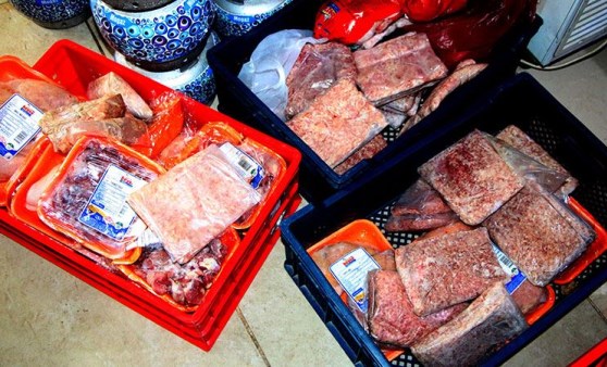 Markette yapılan kontrolde 250 kilo bozulmuş et ele geçirildi