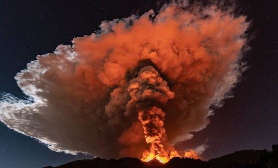 Fotoğraflarla: Etna Yanardağı’ndaki patlamalar Sicilya gecelerini aydınlatıyor