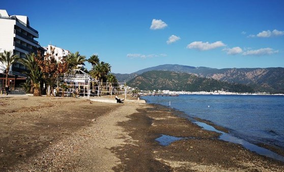 Marmaris’te deniz 1,5 metre çekildi