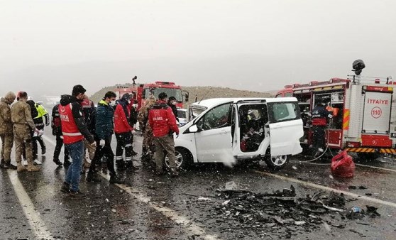 Taksiyle hafif ticari araç çarpıştı: 3 ölü, 7 yaralı