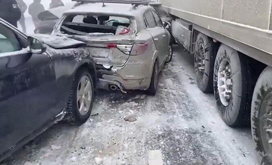 Rusya’da zincirleme kaza: 20 araç birbirine girdi