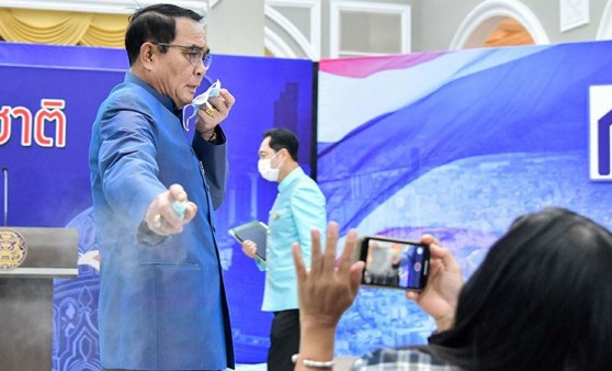 Tayland Başbakanı Prayut, gazetecilerin üzerine dezenfektan sıktı