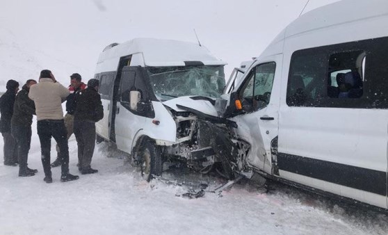 Minibüsler kafa kafaya çarpıştı: 17 yaralı