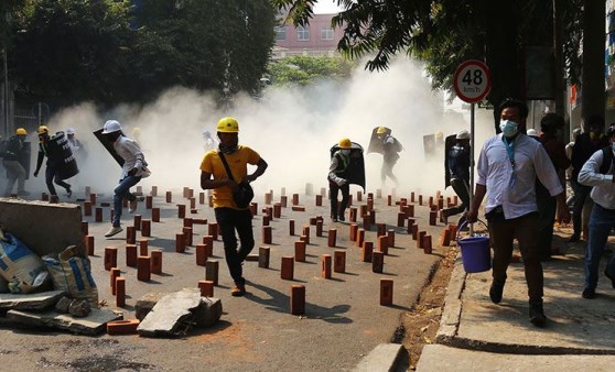 Myanmar’da polis, protestoculara ateş açtı: 6 ölü