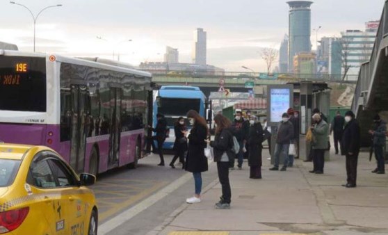 İstanbul'da kısıtlamasız ilk cumartesi: Duraklarda yoğunluk