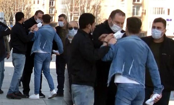 Taksim'de zabıtadan seyyar satıcıya tokat