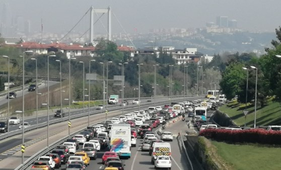 Tam kapanmanın ilk gününde trafikte uzun kuyruklar oluştu