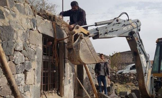 3 bin 300 yıllık yazıt, eski bir evin kapısında çıktı