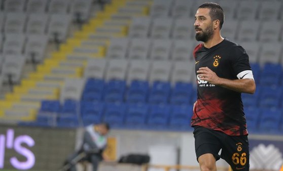 Galatasaraylı Arda Turan gece kapıda kaldı