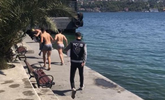 Sarıyer’de denize girdiler, polisi görünce giyinemeden kaçtılar