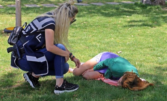 Polis sahilde derin uykuya dalan kadını uyandırmak için uzun süre uğraştı