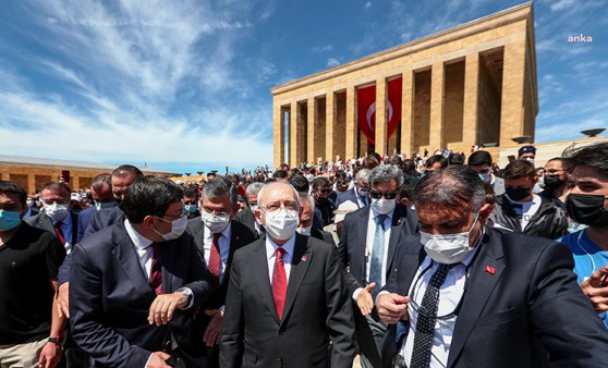 Kılıçdaroğlu, gençlerle birlikte Anıtkabir'i ziyaret etti