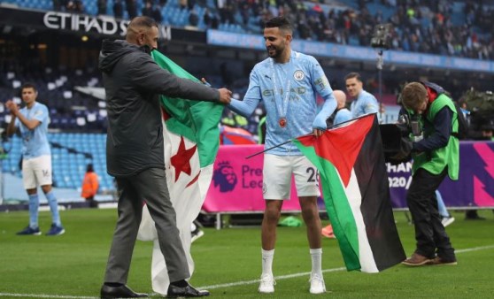 Riyad Mahrez, şampiyonluk kutlamasında Filistin bayrağı açtı