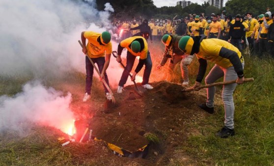 Ligue 1'den düşen Nantes'ın taraftarları, başkan için cenaze töreni düzenledi