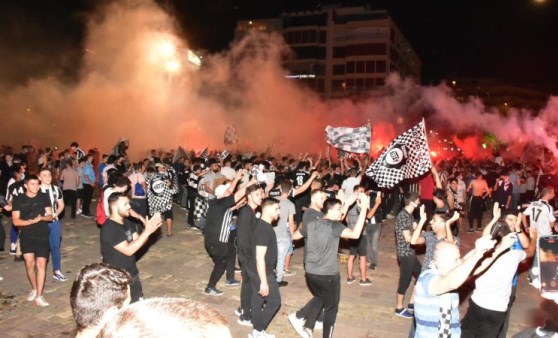 Altaylı taraftarlar şampiyonluğun ardından İzmir sokaklarına döküldü