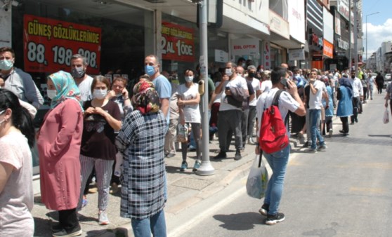 İzmir'de PTT önünde metrelerce kuyruk