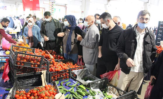 İzmit'te semt pazarında sosyal mesafe unutuldu