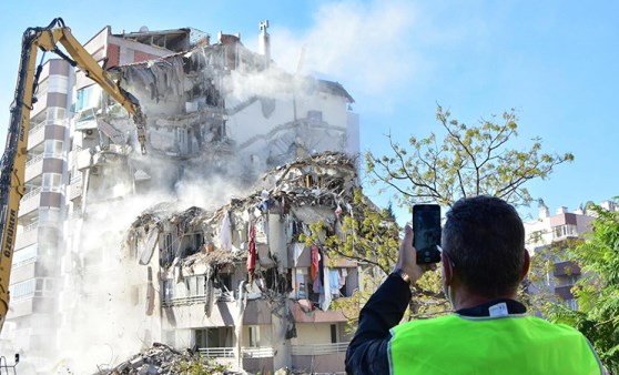 Yılmaz Erbek Apartmanı'nda yıkım 'geliyorum' demiş